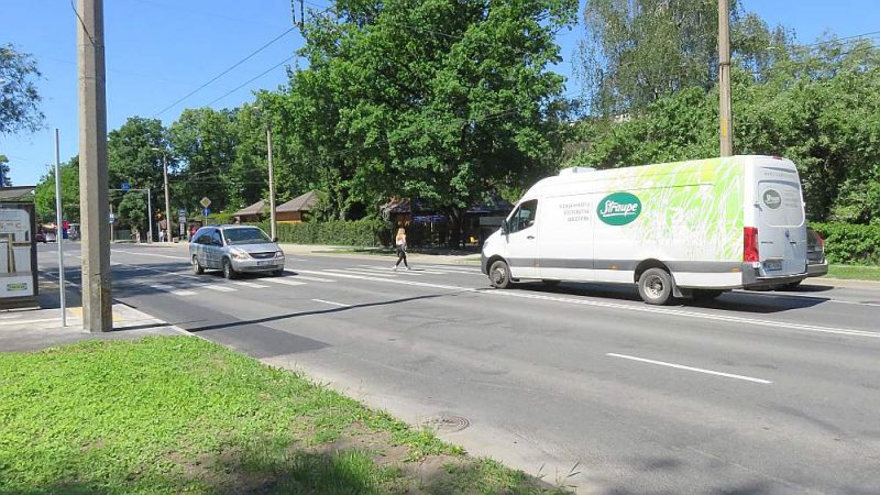 Gājējai Ruslanai un autobraucējai Intai nelaimīgā neregulējamā gājēju pāreja uz Augusta Deglava ielas Rīgā.