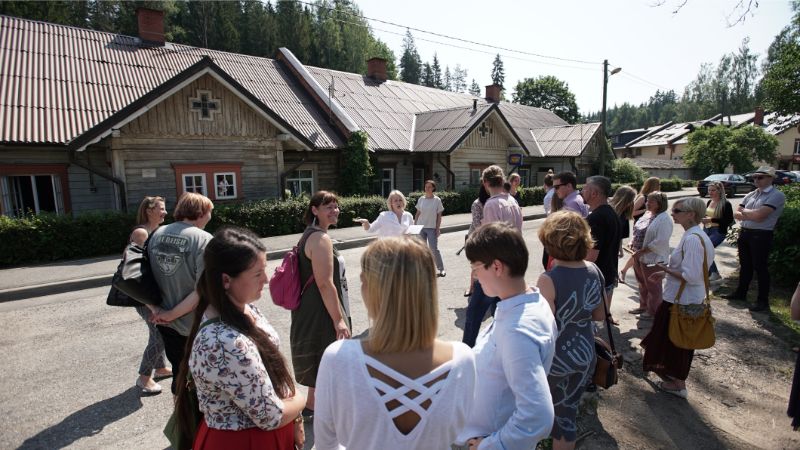 Projekta dalībnieki vienā no mazpilsētām.