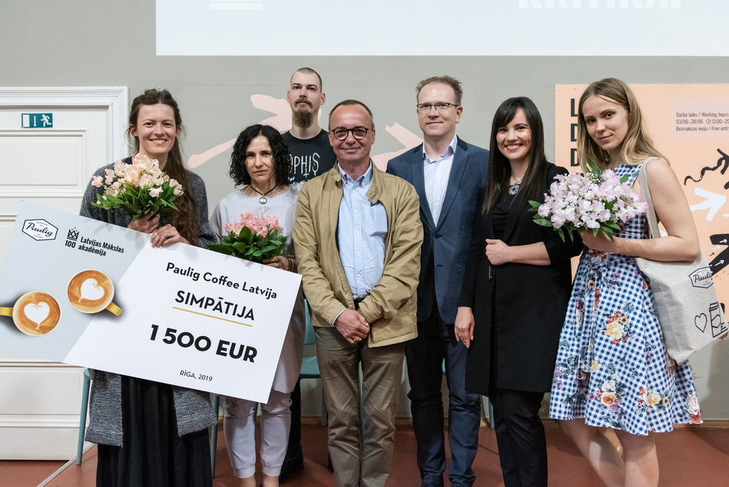 “Paulig Coffe Latvia” balvu pasniegšanā (no kreisās) māksliniece Laima Grigore, Izglītības un zinātnes ministre Ilga Šuplinska, mākslinieks Mārtiņš Skuja, LMA rektors Kristaps Zariņš, KM pārstāvis Uldis Zariņš, Paulig Coffee Latvia valdes locekle Margarita Aļabjeva – Vaišļa, un māksliniece Egija Damberga.