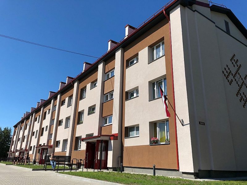 Pērn renovētā daudzdzīvokļu ēka “Pūre 22”, kas ir pirmā siltinātā ēka Tukuma novada laukos.