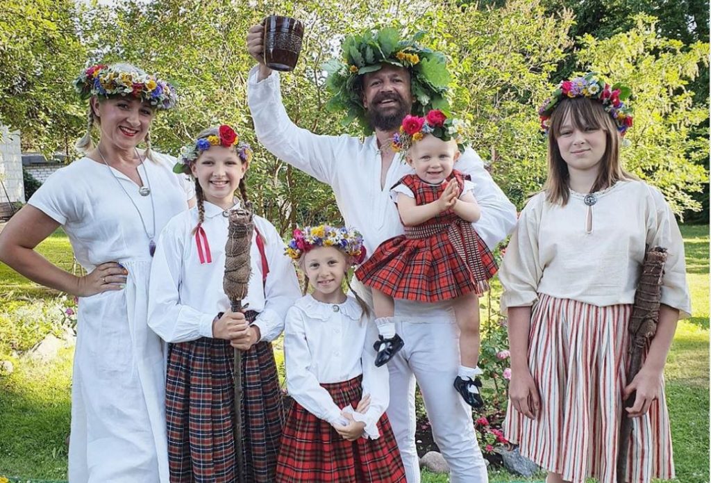 Armands Simsons ar ģimeni atzīmē Līgo svētkus.