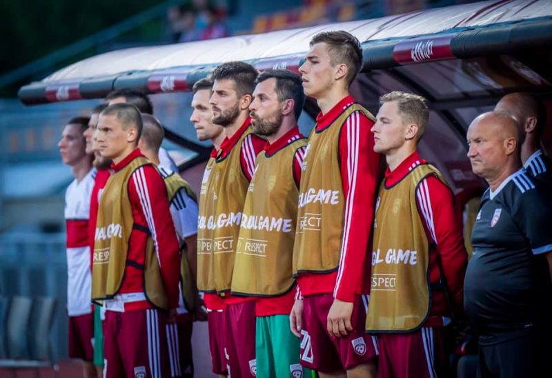 Roberts Uldriķis (trešais no labās) pirms Latvijas izlases spēles.