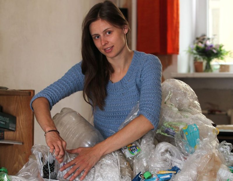 Sarunu festivālam “LAMPA” Kristiāna veido mākslas objektu no plastmasas atkritumiem, lai atgādinātu, ka aiz katra no mums uz planētas paliek nospiedums.