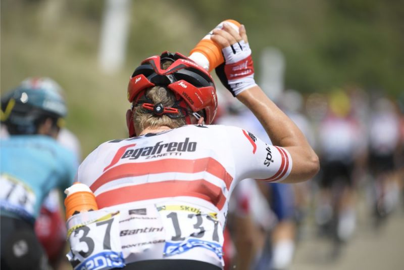 Toms Skujiņš cenšas atvēsināties ļoti karstā “Tour de France” posmā.