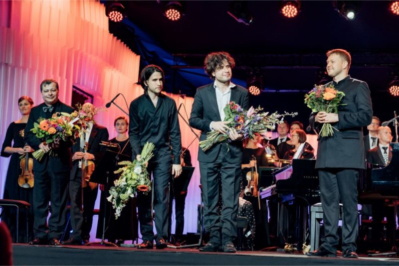Trīs Osokinu un Sinfonietta Rīga koncerts Dzintru koncertzālē.Sergejs, Georgijs, Andrejs Osokini un Guntis Kuzma.