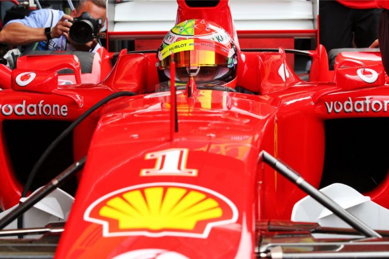 Miks Šūmahers pie sava tēva 2004.gadā vadītās formulas stūres.