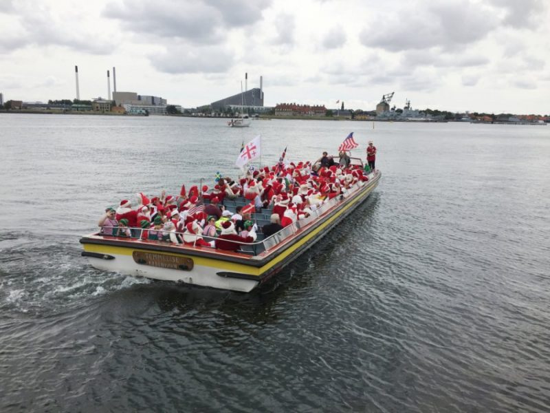 Ziemassvētku vecīši sapulcējās pie Mazās nāriņas statujas Kopenhāgenā, lai dotos izbraucienā ar laivu pa Dānijas galvaspilsētu.