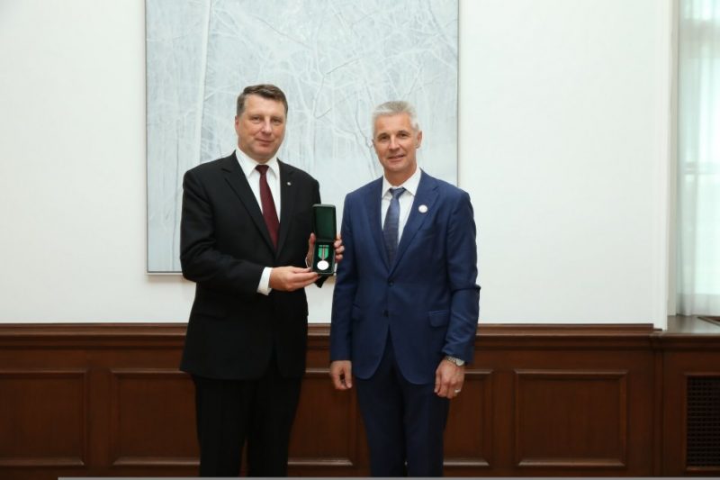 Aizsardzības ministrs Artis Pabriks Valsts prezidentam Raimondam Vējonim pasniedz Goda zīmi “Par ieguldījumu bruņoto spēku attīstībā”.