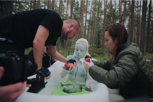“Zinot, ka pasaules arēnā ir maz darbu no Latvijas, it īpaši jau videoklipu, man gribas pierādīt, ka arī tik mazā valstī un tirgū var radīt ļoti kvalitatīvu vizuālo saturu,” uzsver Jūlija.