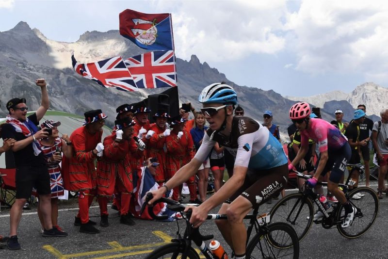 “Beefeater” vīri sarkanos mēteļos par spīti tveicei atbalsta “Tour de France” dalībniekus.