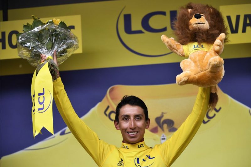 Kolumbietis Ehans Bernals ir ļoti tuvu vēsturiskam panākumam “Tour de France” velobraucienā.
