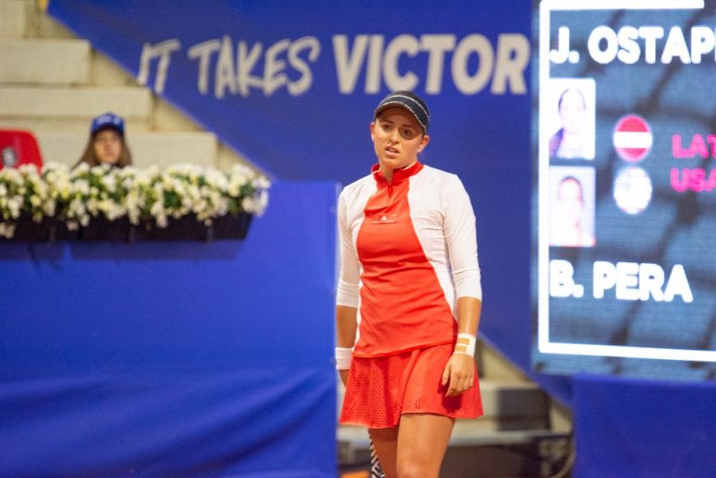 Aļona Ostapenko Jūrmalas turnīra vienspēļu pirmajā mačā bija bezspēcīga pret amerikānieti Bernardu Peru.