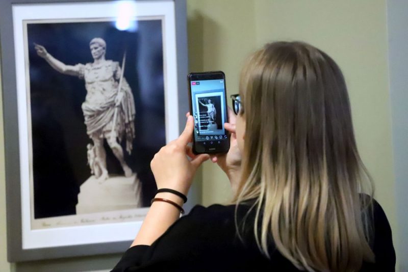 Izstādes “Mākslas darbu fotogrāfijas 19. gadsimtā” atklāšana muzejā “Rīgas Birža”.