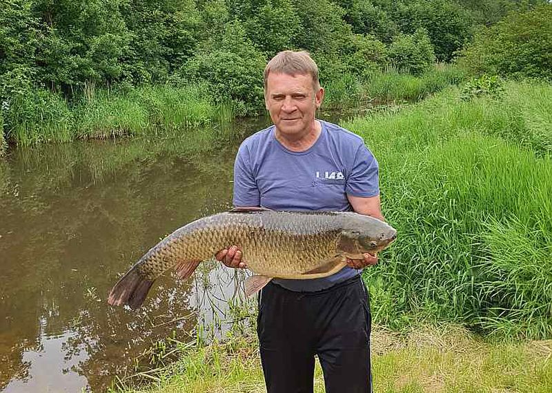 Aivars ar Abavas skaistuli 11,5 kilogramus smagu karpu.