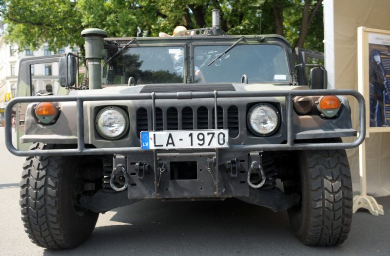 Armijas automašīna “Hummer HMMWV” Latvijas armijas 94.dzimšanas dienai veltītajā pasākumā laukumā pie Brīvības pieminekļa.