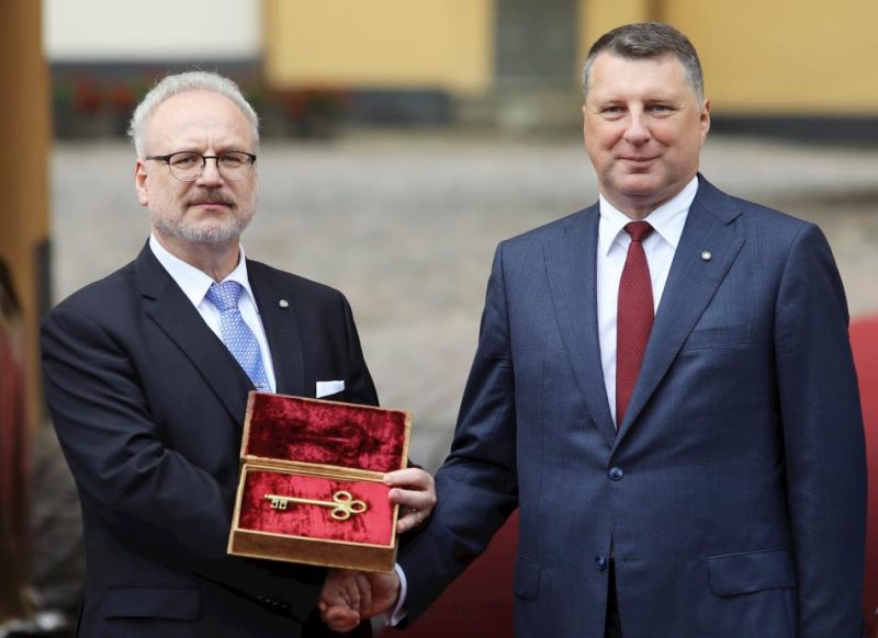 Jaunievēlētais Valsts prezidents Egils Levits (no kreisās) un Valsts eksprezidents Raimonds Vējonis piedalās simboliskajā atslēgu nodošanas ceremonijā Rīgas pils laukumā.