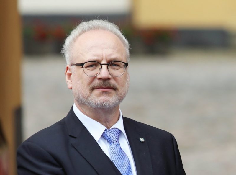 Egils Levits pie Rīgas pils