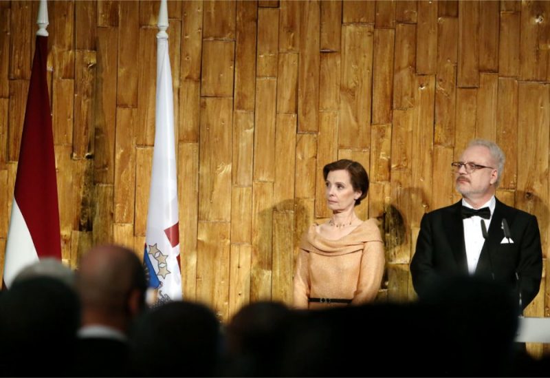 Jaunievēlētais Valsts prezidents Egils Levits ar kundzi Andru Levitu inaugurācijas sarīkojumā Latvijas Nacionālajā bibliotēkā.