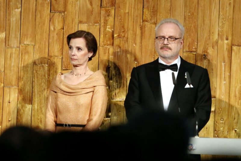 Jaunievēlētais Valsts prezidents Egils Levits ar kundzi Andru Levitu inaugurācijas sarīkojumā Latvijas Nacionālajā bibliotēkā.
