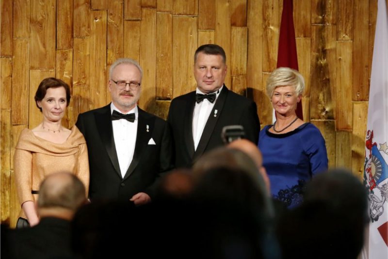 Jaunievēlētais Valsts prezidents Egils Levits ar kundzi Andru Levitu (no kreisās) un Valsts eksprezidents Raimonds Vējonis ar kundzi Ivetu Vējoni inaugurācijas sarīkojuma laikā Latvijas Nacionālajā bibliotēkā.
