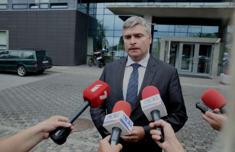 Valsts policijas Galvenās kriminālpolicijas pārvaldes priekšnieks Andrejs Grišins preses konferencē informē par izmeklēšanas gaitu saistībā ar sestdienas vakarā notikušo bruņoto laupīšanu Mārupē kādā privātmājā, kā rezultātā viena persona zaudējusi dzīvību.