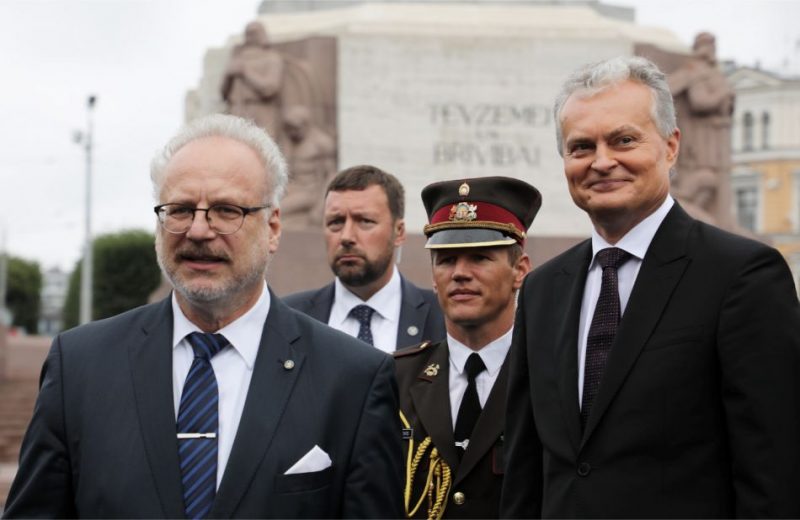Valsts prezidents Egils Levits (no labās) un Lietuvas prezidents Gitans Nausēdas ziedu nolikšanas ceremonijas laikā pie Brīvības pieminekļa.