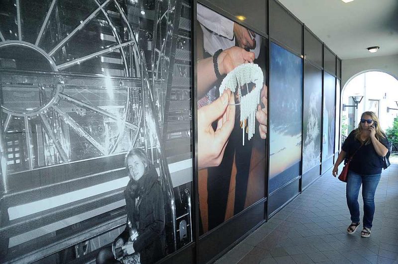 Fotogrāfija šoreiz atrodas it kā nomaļus, galerijas telpu aptumšo fotogrāfiju izdrukām aplīmēti logi.