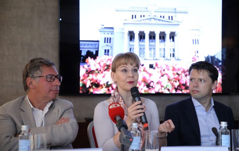 Festivāla "Rīga Jūrmala" padomes priekšsēdētājs Pjotrs Avens (no kreisās), diriģente Suzanna Melki un vijolnieks Julians Rahlins.