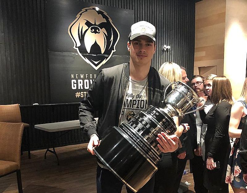 Kristiāns Rubīns ar pirmo trofeju hokejista karjerā – Kellija kausu.