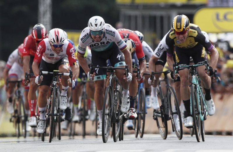 Mike Tēnisens (priekšplānā) ir pirmais nīderlandietis pēdējo 30 gadu laikā, kurš vismaz uz vienu posmu kļuvis par “Tour de France” kopvērtējuma līderi