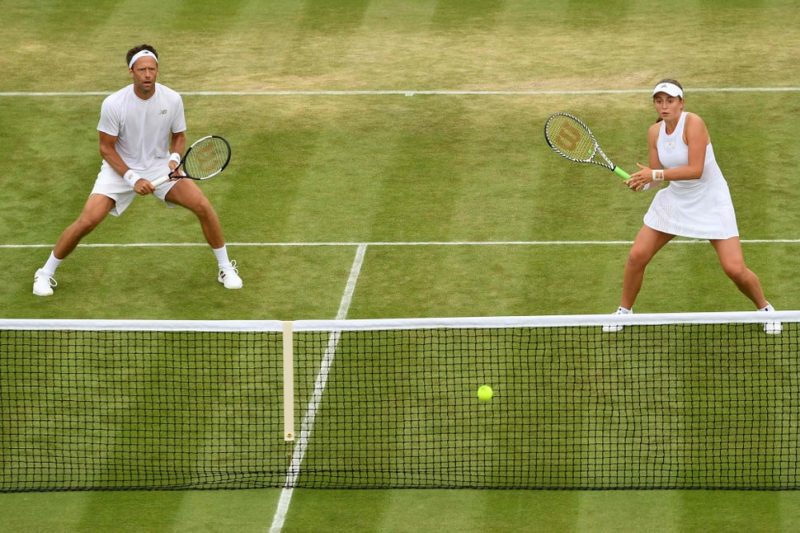 Roberts Lindsteds (no kreisās) un Aļona Ostapenko Vimbldonas jaukto dubultspēļu turnīrā.