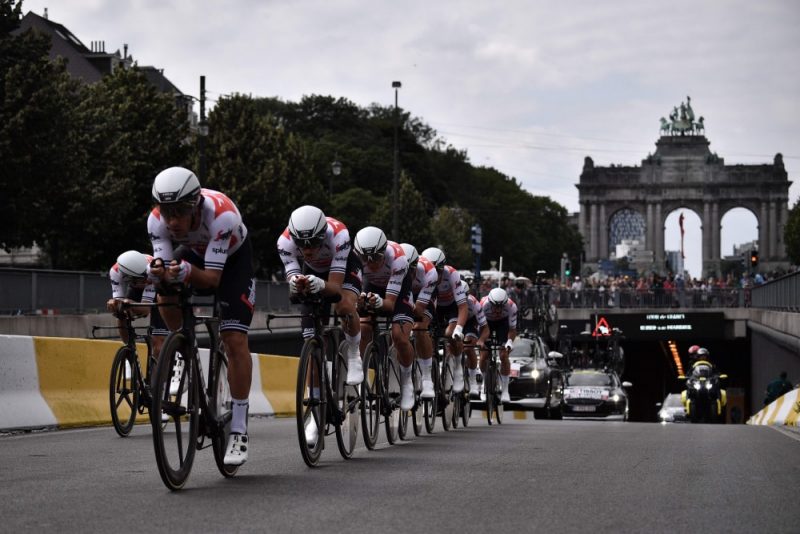 “Trek Segafredo” komanda “Tour de France” komandu braucienā.