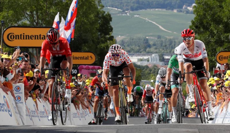 “Tour de France” 3. posma finišā no kreisās Maikls Metjū, Gregs van Avermāts un Jaspers Stujvens.