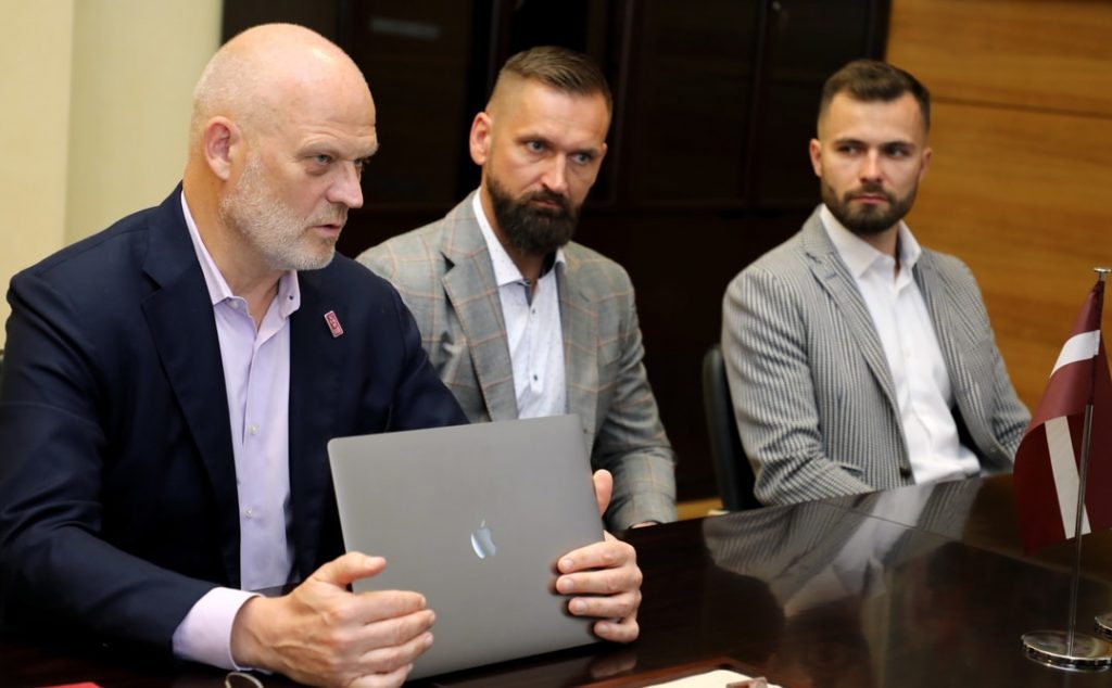 LHF ģenerālsekretārs Viesturs Koziols (no kreisās), LHF sporta direktors Edgars Buncis un LHM mārketinga vadītājs Roberts Pļāvējs.