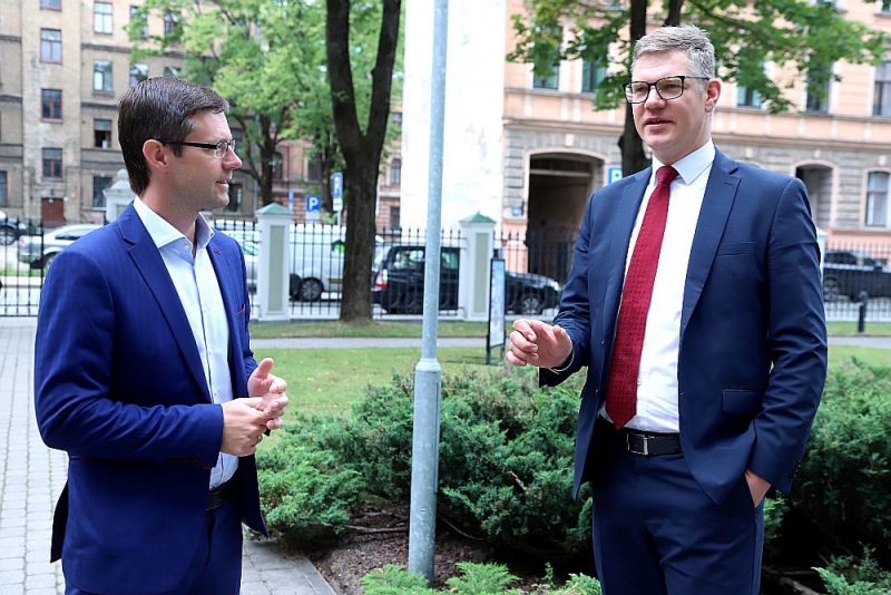 “Frakcijas “Vienotība” viedoklis ir, ka esam pamatīgā krīzē, sākot ar domē esošo korupciju, beidzot ar līdz kliņķim nolaisto galvaspilsētas infrastruktūru. Lai no tā tiktu laukā, jāpieņem virkne svarīgu lēmumu,” uzskata Vilnis Ķirsis (no labās). Bet Viesturs Zeps piebilst: “Jāapzinās politiskā realitāte, ka vienmēr ir jāiet uz kādiem kompromisiem. Man šķiet svarīgi, ka spējam izrādīt darbību vai pretdarbību līdzšinējiem pilsētas tēviem.”