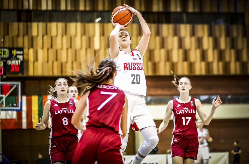 Latvijas un Krievijas izlašu spēle Eiropas U-18 čempionātā Sarajevā.