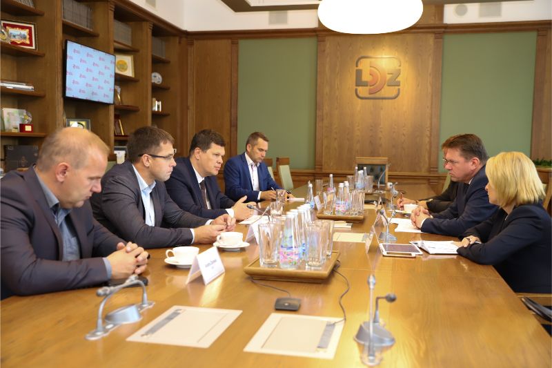 Pie sarunu galda – zemkopības ministrs Kaspars Gerhards, Ldz prezidents Edvīns Bērziņš un graudkopības nozares pārstācji.
