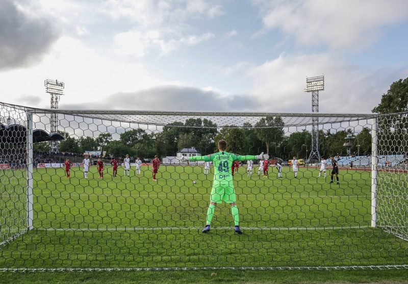 Jānis Ikaunieks tūdaļ raidīs bumbu Minskas “Dinamo” vārtos.