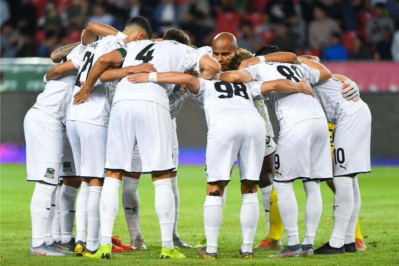 “Krasnodar” spēlētāji pirms mača sākuma.