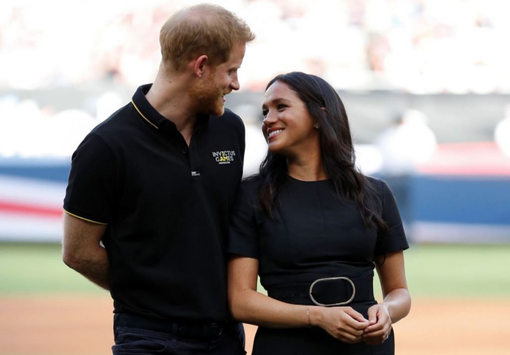 Megana Mārkla un princis Harijs apmeklē beisbola spēli Londonā.