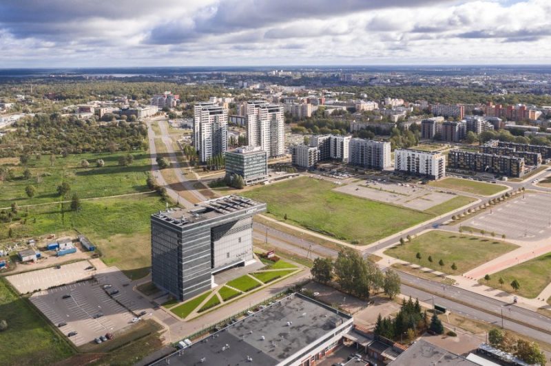 “Luminor” ēka (centrā) Rīgā, Skanstes ielā 12.