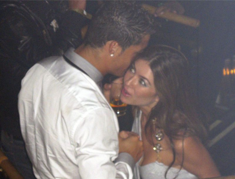 Krištianu Ronaldu 2009. gadā atpūšoties naktsklubā Lasvegasā ar Ketrinu Majorgu.