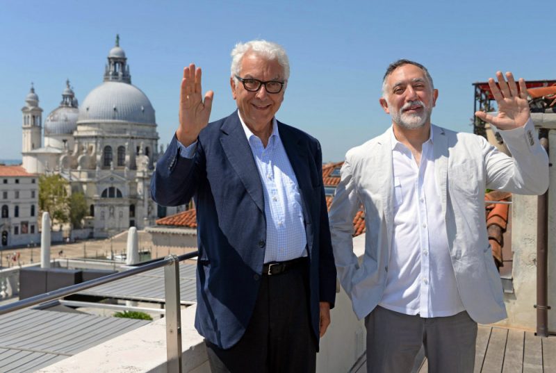Venēcijas arhitektūras biennāles kurators Hašims Sarkis (no labās) un biennāles prezidents Paolo Barata.