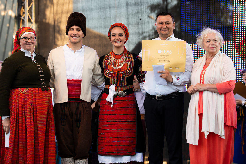 Diplomus ansambļu mākslinieciskajiem vadītājiem pasniedza Latvijas Nacionālā kultūras centra direktore Signe Pujāte un konkursa žūrijas priekšsēdētāja Rita Spalva.