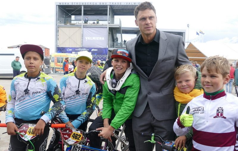 Māris Štrombergs ar jaunajiem BMX sportistiem trases atklāšanā.
