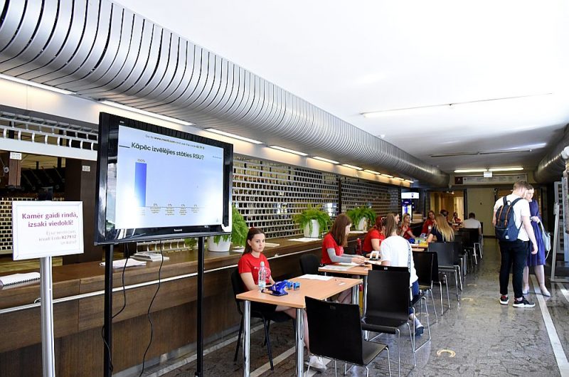 Dokumentu pieņemšana studijām Rīgas Stradiņa universitātē.