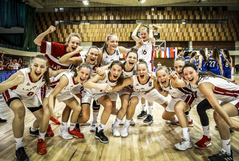 Latvijas meitenes priecājas par uzvaru.