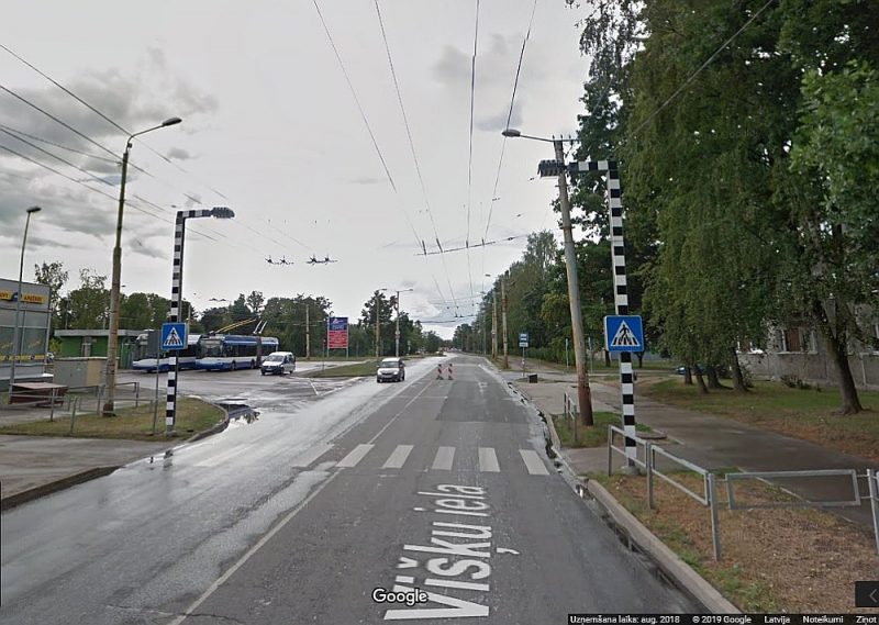 Negadījums notika Rīgā, Višķu ielā. Trolejbuss bērnu notrieca uz gājēju pārejas vien dažus metrus no pieturas.