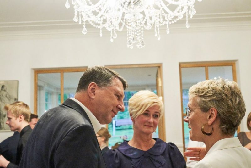 Bojušais Valsts prezidents Raimonds Vējonis, viņa kundze Iveta Vējone un LNSO direktore Indra Lūkina apspriež fonda sezonas plānus.