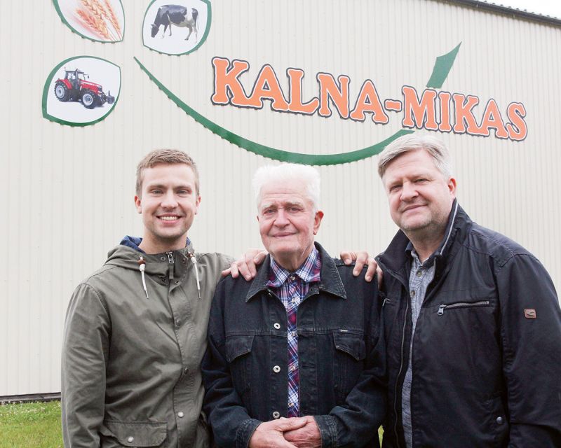 “Kalna Mikās” saimnieko trīs paaudzes: (no kreisās) Āris Brantevics, Visvaldis Brantevics un Jānis Brantevics.